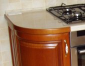 Wykonujemy zaokrąglenia na blatach kuchennych, drewnem i barwą dopasowaną  do frontu kuchni w dowolnych wymiarach łuków i krzywizn.