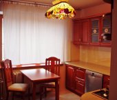 Pełna ciepa i przytulna kuchnia w barwie antycznej czereśni.